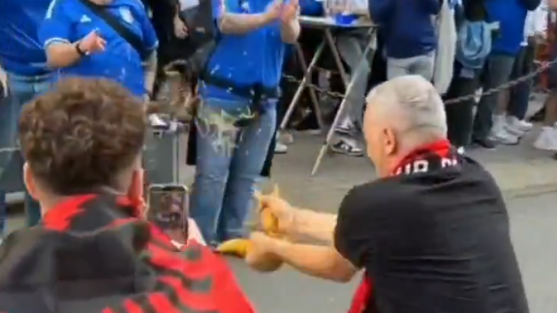 des supporters albanais brisent des spaghetti devant leurs homologues italiens avant le match entre les deux équipes (vidéo)