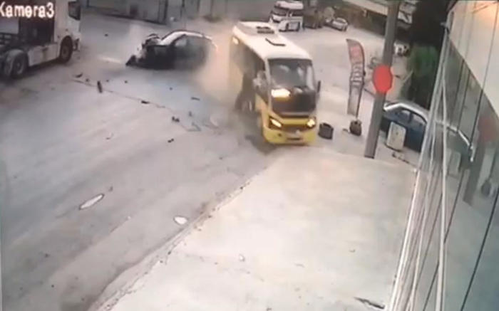bursa'da yolcu minibüsü ve otomobil çarpıştı! 10 kişi yaralandı