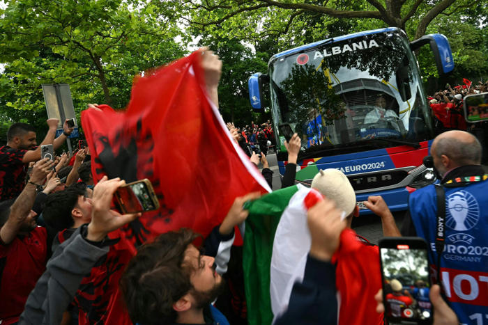 „diese tiere!“: albaner provoziert tifosi – fans im netz zwischen entsetzen und begeisterung