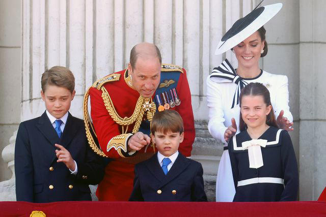princess charlotte has a big sister moment with prince louis on buckingham palace balcony
