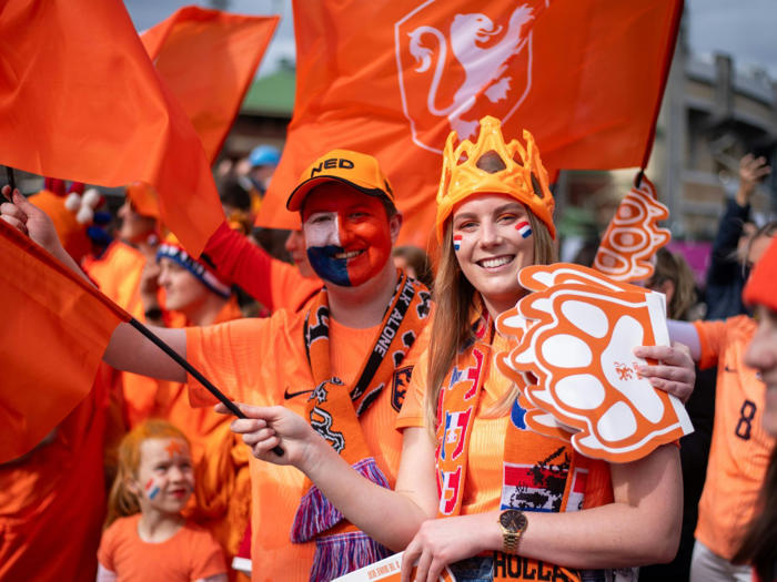 oranje-euphorie: 40.000 fans marschieren durch hamburg