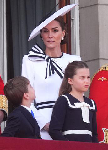 princess charlotte has a big sister moment with prince louis on buckingham palace balcony