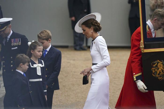 reaparece la princesa kate middleton y saluda junto a la familia real desde el balcón de buckingham