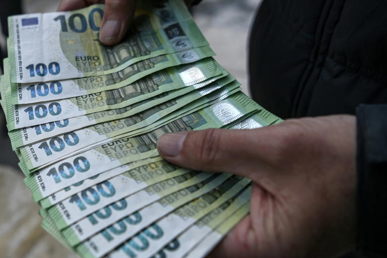 geldbeutel auf autodach vergessen: finder bringt 1300 euro bargeld zur polizei