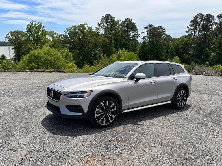 The 2024 Volvo V60 Cross Country B5 AWD Ultimate – A Station Wagon That Commands Attention