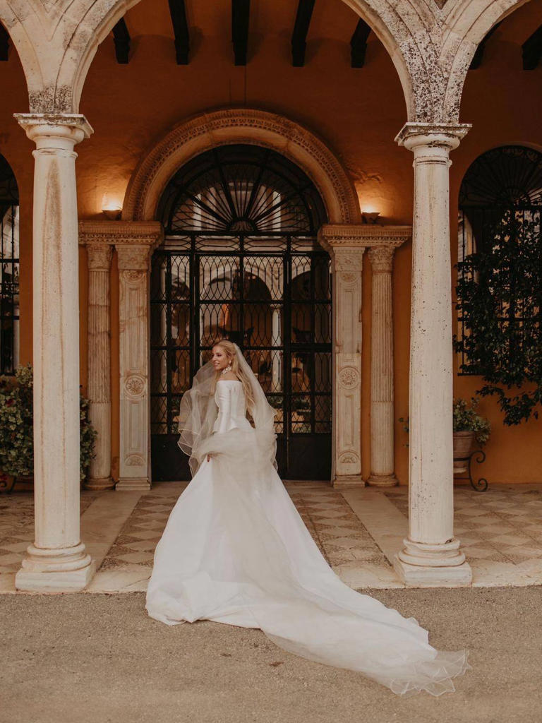 Nos colamos en la boda de Ana en Sevilla, la hermana del diseñador Nicolás  Montenegro: 3 vestidos de novia y un desfile de invitadas