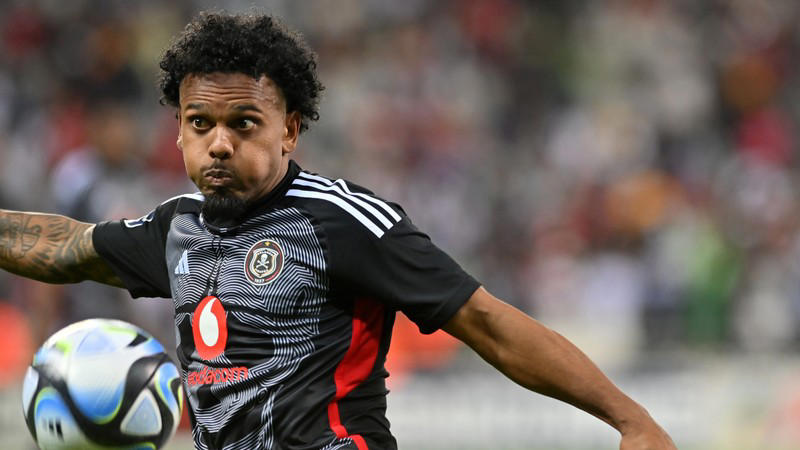 kermit erasmus in the colours of kaizer chiefs? yes please, says junior khanye