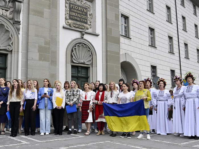 ukrainischer flüchtlingschor singt in luzern europahymne