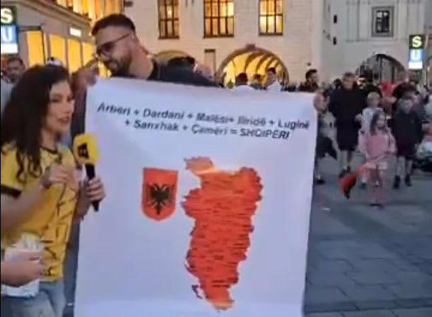 οι αλβανοί σήκωσαν πανό με εθνικιστικό χάρτη με κέρκυρα, ιωάννινα και γρεβενά