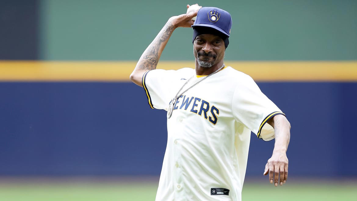 snoop dogg gives play-by-play from broadcast booth at milwaukee brewers game