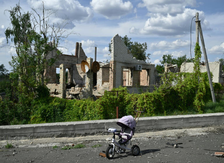 ukraine: éclipsés un temps par kharkiv, les combats dans le donbass ne connaissent pas de répit