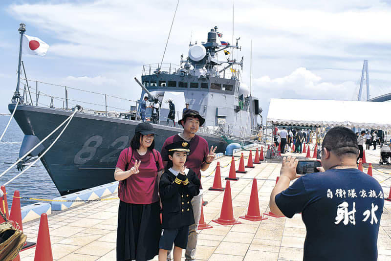 海自ミサイル艇、1000人見学 伏木富山港
