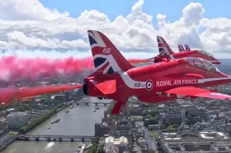 amazing red arrows cockpit footage shows pilot's view of trooping the colour flypast