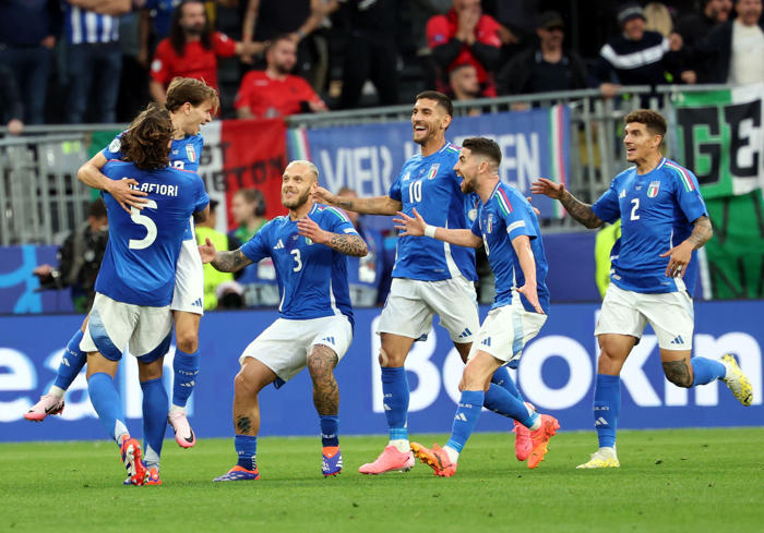 italia se sobrepone al gol más rápido en la historia de la eurocopa y le remonta a albania