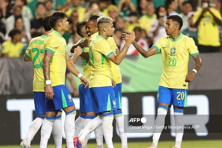 timnas brasil dikritik ronaldinho habis-habisan, winger barcelona beri balasan menohok