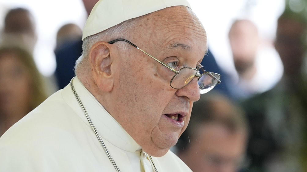 el papa francisco se opone al sacerdocio de hombres homosexuales y vuelve hacer comentarios homofóbicos