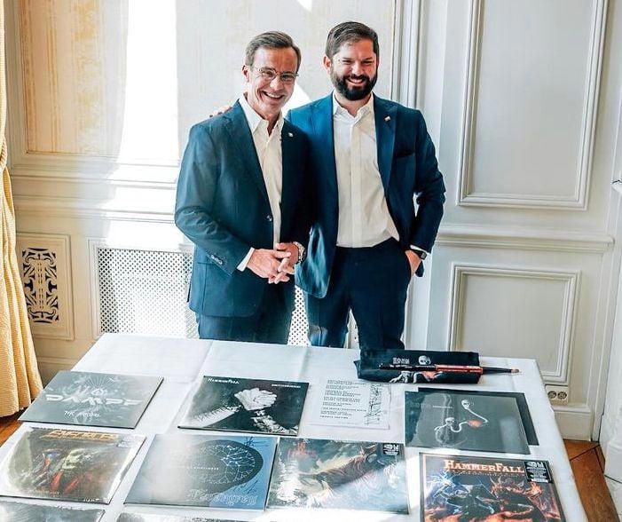 primer ministro de suecia sorprendió al presidente boric con especial regalo: una completa colección de vinilos