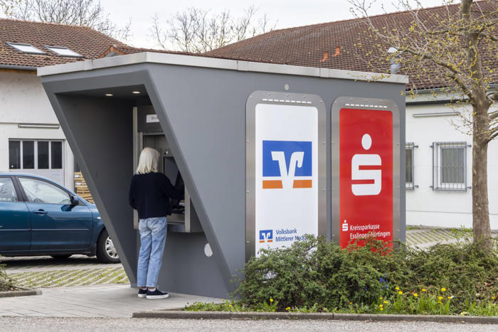 sparkasse & volksbank: gebühren-änderung beim geld abheben – kunden trauen ihren augen nicht