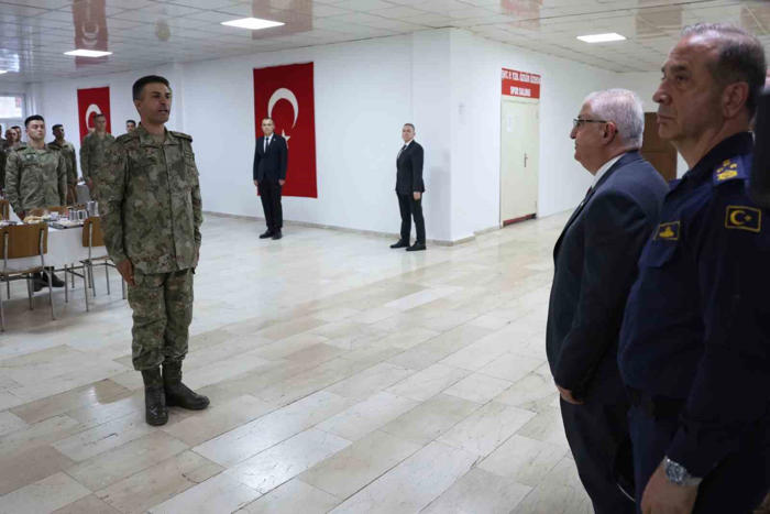 milli savunma bakanı güler, tsk komuta kademesi ile çukurca’daki 2’nci hudut tugay komutanlığını ziyaret etti