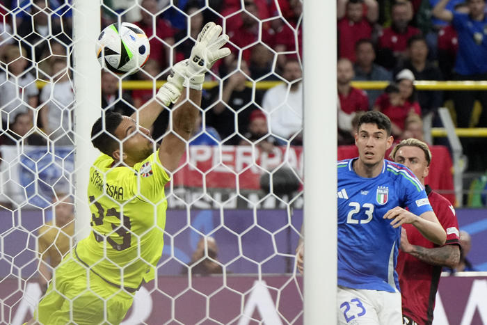 italia vendte til 2-1-seier over albania etter rekordraskt baklengsmål