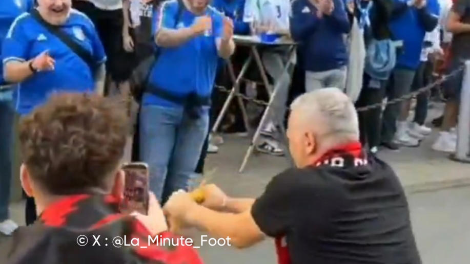 le sacrilège: ce supporter albanais lance le match contre l'italie en coupant des pâtes... devant les fans adverses (direct)