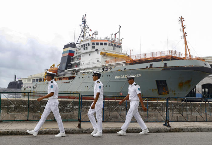 los cubanos se agolpan pese a las lluvias a ver la flotilla naval rusa en la habana