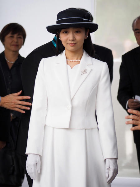 小室眞子さん「もう皇室とは縁を切りたい」…佳子さまのドレスから見えた「胸の内」
