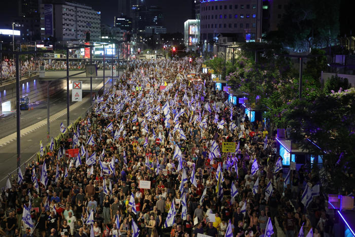 migliaia in piazza contro governo in israele, anche gantz