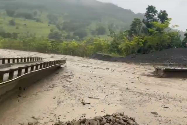 antioquia: cerca de 7.000 personas están incomunicadas por destrucción de un puente tras creciente súbita del río carepa
