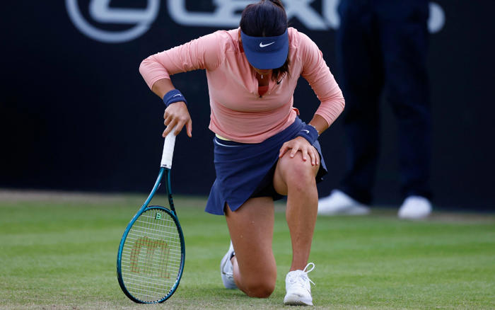 emma raducanu suffers injury scare before nottingham open semi-final suspended over wet surface