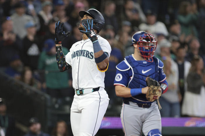 j-rod goes deep to help mariners win for 6th time in 7 games, 7-5 over rangers