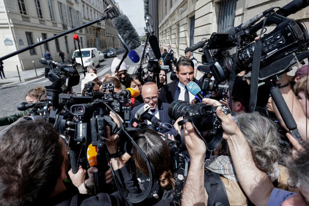 barricadas, traiciones y rupturas: macron desencadena una semana loca en la política de francia