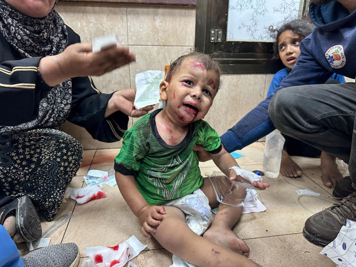omar cierra los ojos para seguir viendo a sus padres muertos en la guerra de gaza