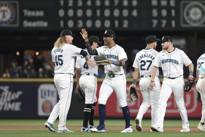 j-rod goes deep to help mariners win for 6th time in 7 games, 7-5 over rangers