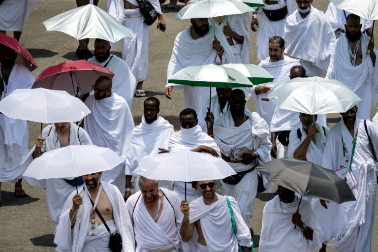 hajj: les fidèles procèdent à la lapidation de satan au premier jour de l'aïd