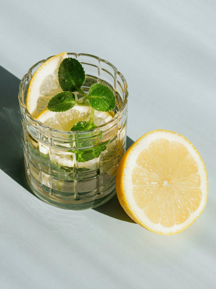 a qué hora hay que tomar el famoso agua con limón si de verdad se quiere bajar de peso