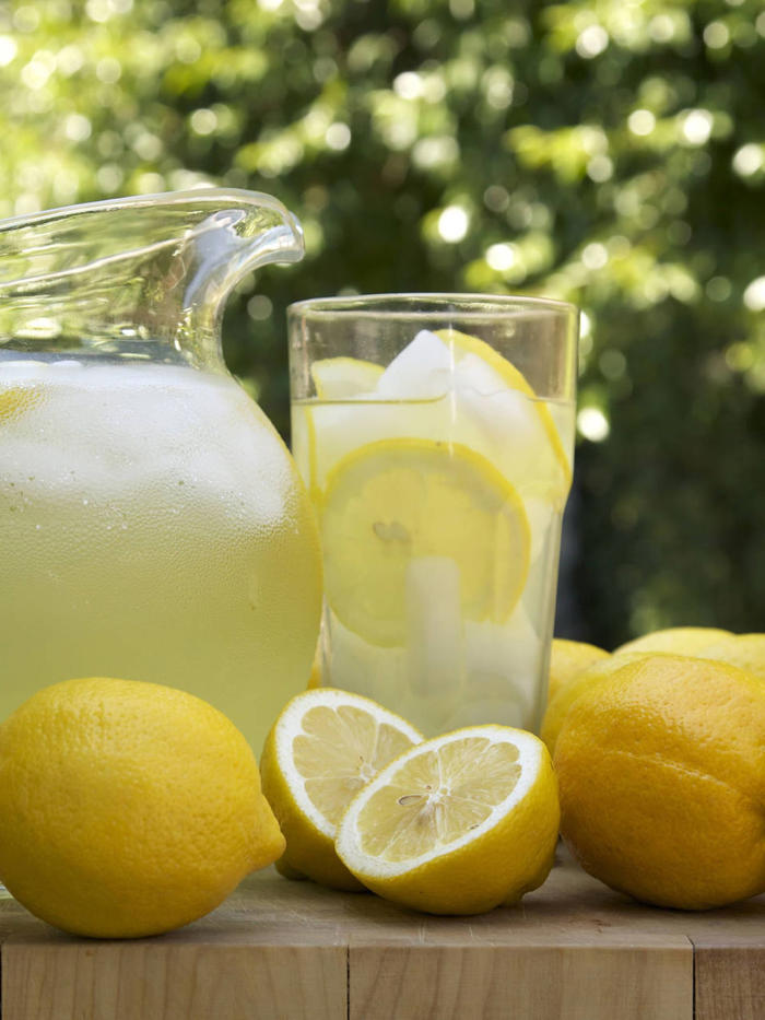 a qué hora hay que tomar el famoso agua con limón si de verdad se quiere bajar de peso