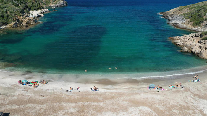 ένας πραγματικός παράδεισος 2 ώρες από την αθήνα -πού βρίσκεται η παραλία με τη λευκή άμμο και τα γαλαζοπράσινα νερά