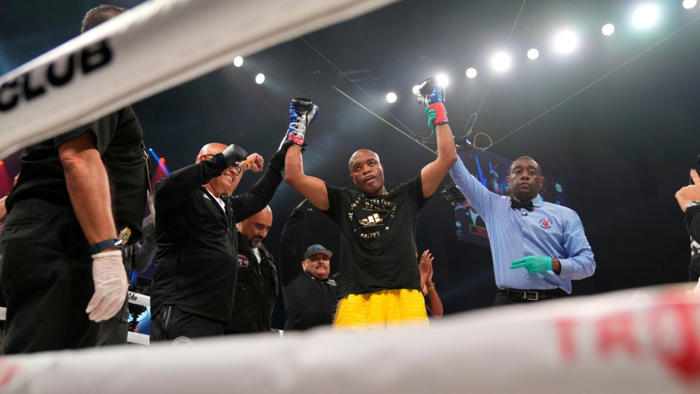 boxing bout between former ufc stars chael sonnen and anderson silva ends in draw