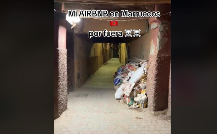 este apartamento de airbnb que alquila en marruecos es la madre de todos los contrastes