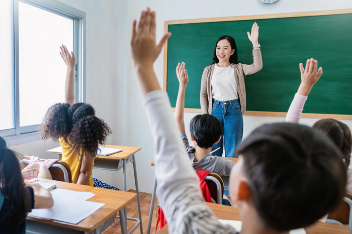 학부모 비난 폭주한 초등학교 여교사 ‘출근룩’…”야하게 입지 마세요”