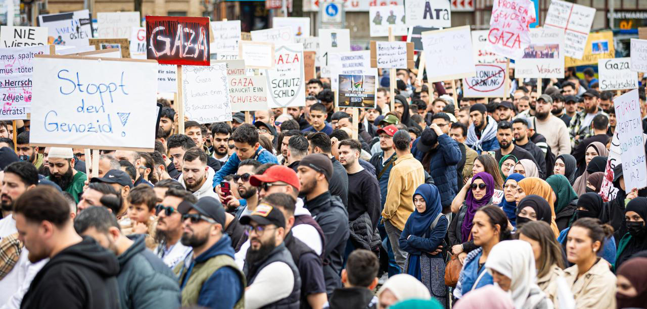 gericht kippt demo-verbot – islamisten gehen in hannover auf die straße