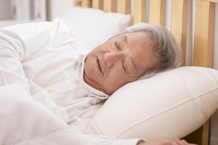 노인, 너무 자면 뇌졸중 온다… 하루에 몇 시간이 적당할까?