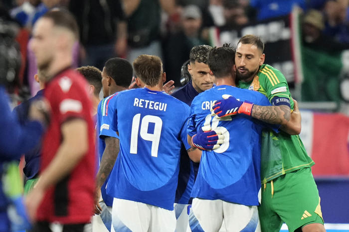 italia remonta tras recibir un gol a los 23 segundos y vence 2-1 a albania en la euro