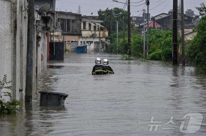 [사진] 폭우에 침수 거리 수색하는 코트디부아르 소방대원