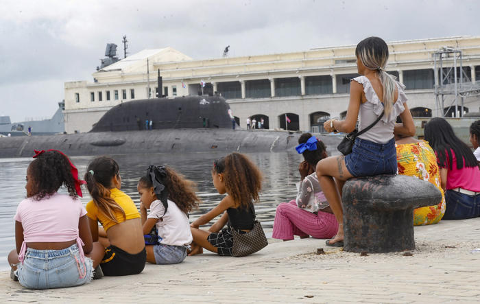 los cubanos se agolpan pese a las lluvias a ver la flotilla naval rusa en la habana