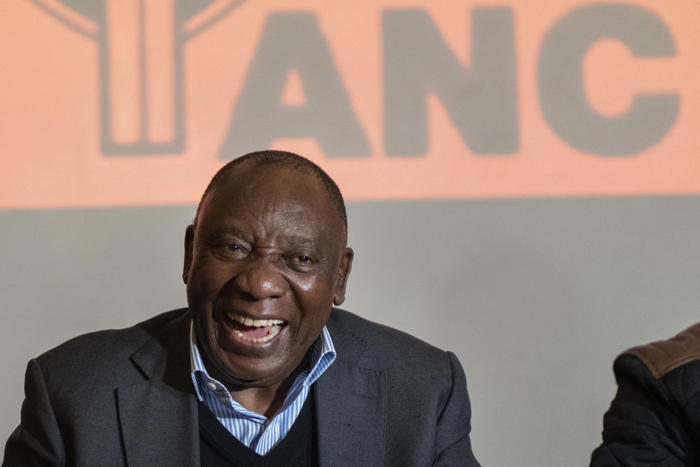 partidos rivales de sudáfrica “coincidieron” en desesperado acuerdo por salvar la presidencia