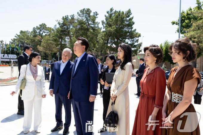 [사진] 윤석열 대통령 부부, 사마르칸트 유적 관람
