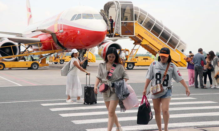 hai phong's cat bi airport welcome first flight from china's lijiang