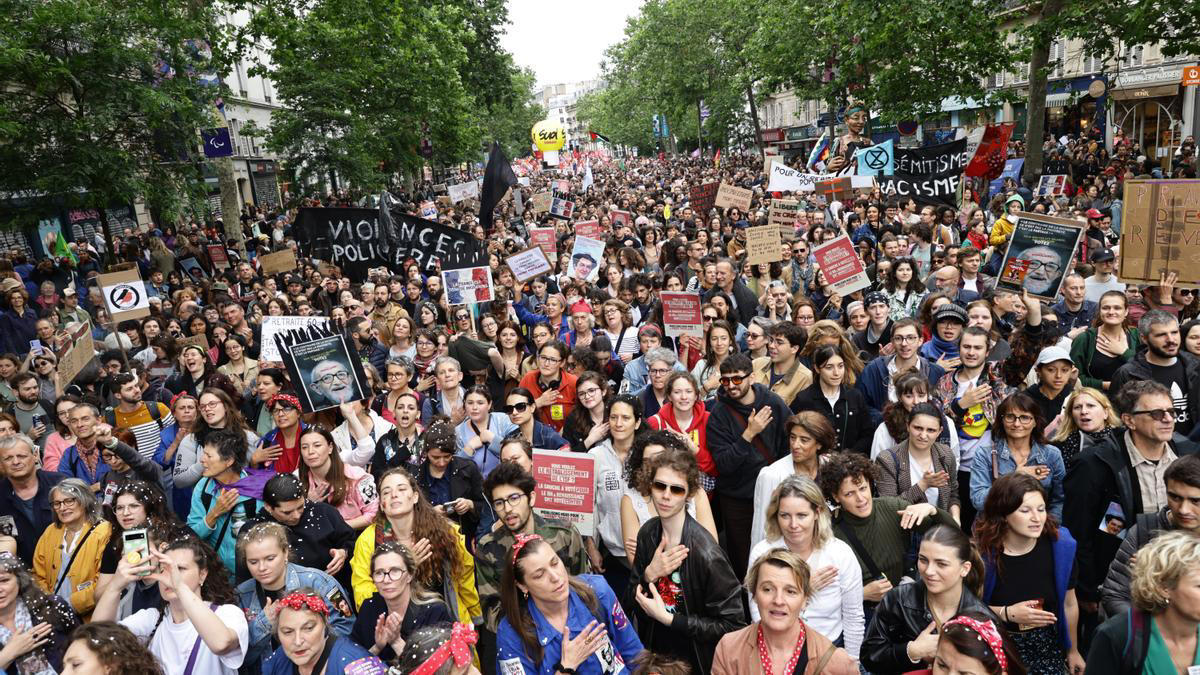 cientos de miles de personas salen a la calle en francia contra la extrema derecha